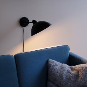 Futura 43cm Svart vegglampe Fra Dyberg Larsen - Futura passer perfekt som leselampe på soverommet og stuen med sin vinklede skjerm eller på; andre steder som trenger stilig belysning.
