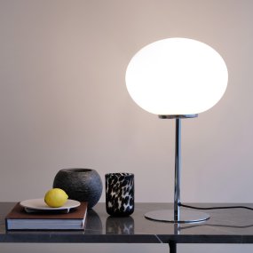 Queen 50cm Krom bordlampe Fra Dyberg Larsen - Queen er en elegant bordlampe i metall med kromfinish.