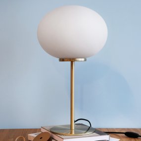Queen 50cm Messing bordlampe Fra Dyberg Larsen - Queen er en elegant bordlampe i metall med en messingfinish.