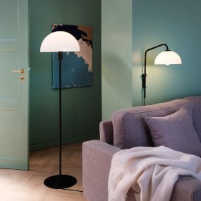 Jazz Svart gulvlampe Fra Dyberg Larsen - Gulvlampe i opalhvitt glass med sokkel i matt sort metall.