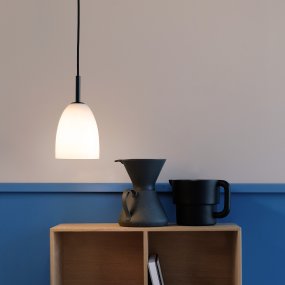 Jazz Ø12 Svart Fra Dyberg Larsen - Jazz pendellampe i opalhvitt glass kombinerer en moderne glassskjerm med minimalistisk svart oppheng, og gir et sofistikert preg til ethvert interiør.