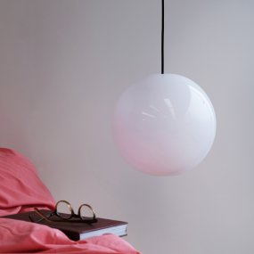 Cafè Ø30 Opal Taklampe Fra Dyberg Larsen - Dette gir et vakkert lys som lyser opp b&aring;de over et bord, i et hj&oslash;rne, ved sengen eller i et koselig hj&oslash;rne.