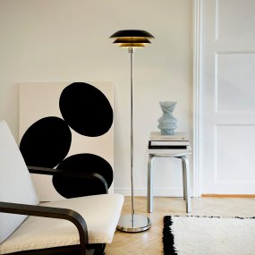 DL31 Svart gulvlampe Fra Dyberg Larsen - Gulvlampen er klassisk og dramatisk i sort i kombinasjon med forkrommet metall, perfekt for et m&oslash;rkt hj&oslash;rne av hjemmet, ved siden av sofaen eller som en elegant interi&oslash;rdetalj i seg selv.