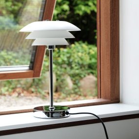 DL20 30cm Hvit bordlampe Fra Dyberg Larsen - DL20 bordlampe med krommetallfot og hvite metallskjermer er en elegant lampe som passer perfekt til; skrivebordet, et lite sidebord i stuen eller hvor du m&aring;tte trenge det.