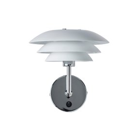 DL20 Hvit vegglampe Fra Dyberg Larsen - DL20 vegglampen har et tidl&oslash;st og enkelt design, best&aring;ende av tre nyanser, denne lampen er enkel &aring; installere og gir et vakkert lys.