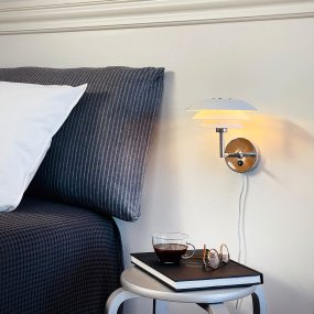 DL20 Hvit vegglampe Fra Dyberg Larsen - DL20 vegglampen har et tidl&oslash;st og enkelt design, best&aring;ende av tre nyanser, denne lampen er enkel &aring; installere og gir et vakkert lys.