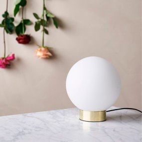 Barcelona 23cm Messing bordlampe Fra Dyberg Larsen - Barcelona er en enkel og elegant lampe med messingfot i skinnende messing og en frostet opalglass globus som sprer et behagelig lys i omgivelsene.
