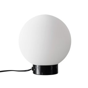 Barcelona 23cm Høyglans sort bordlampe Fra Dyberg Larsen - Barcelona er en enkel og elegant lampe med sokkel i blank svart metall og en frostet opalglass-globe som sprer et behagelig lys i omgivelsene.