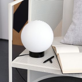Barcelona 23cm Høyglans sort bordlampe Fra Dyberg Larsen - Barcelona er en enkel og elegant lampe med sokkel i blank svart metall og en frostet opalglass-globe som sprer et behagelig lys i omgivelsene.