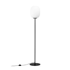 DL39 Svart Fra Dyberg Larsen - DL39 gulvlampe er en unik og spennende lampe med et harmonisk og enkelt design inspirert av klassiske minimalistiske linjer.