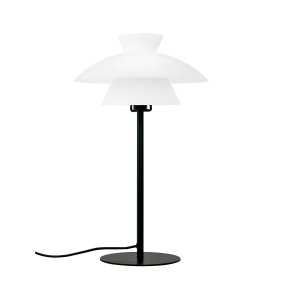 Valby 40cm Svart bordlampe Fra Dyberg Larsen - Det sorte metallet i kombinasjon med de opale glassskjermene skaper et fint lysbilde i rommet uten å blende.