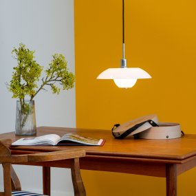 Bergen Ø28 Opal Taklampe Fra Dyberg Larsen - Det forkrommede metallet i kombinasjon med opalglassskjermene skaper et fint lysbilde i rommet uten å blende.