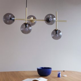 Como 93cm Messing Taklampe Fra Dyberg Larsen - De vakre detaljene gir lampen en unik karakter, da forskjellen i messingmateriale mellom opphenget og den siste delen av lampen markerer overgangen fra oppheng til lampe.