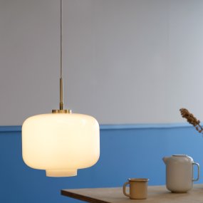 Arp Ø30 Messing Taklampe Fra Dyberg Larsen - Perfekt for b&aring;de moderne leiligheter og klassiske villaer, Arp passer perfekt over spisebordet, i stuen eller soverommet for &aring; skape en romslig atmosf&aelig;re.