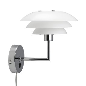 DL20 Krom vegglampe Fra Dyberg Larsen - Det tidl&oslash;se designet harmonerer med ulike interi&oslash;rstiler, enten det er klassisk, moderne eller minimalistisk.