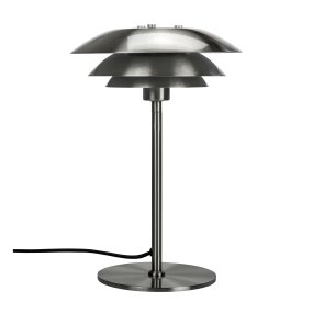 DL20 30cm Børstet stål Fra Dyberg Larsen - Både lampefoten og lampeskjermen er laget av stål, som skaper et moderne og elegant utseende.