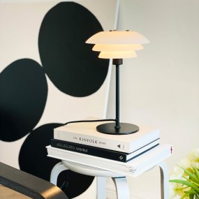 DL20 30cm Svart bordlampe Fra Dyberg Larsen - DL20 bordlampe i opalglass og sort farge har et eksklusivt og luksuri&oslash;st design som ikke bare er vakkert, men ogs&aring; gir rommet behagelig belysning og skaper den perfekte atmosf&aelig;ren for alle anledninger.
