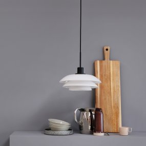 DL31 Ø31 Svart Fra Dyberg Larsen - DL31 opal pendel med sort metallbase er en elegant lampe som passer perfekt over spise- eller salongbordet.