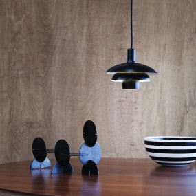 Morph Ø30 Svart Taklampe Fra Dyberg Larsen - Lampen er i matt sort metall med matchende takrosett.