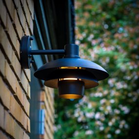 Morph Svart utendørslampe Fra Dyberg Larsen - Morph er det ultimate valget når du ønsker å forbedre utemiljøene dine med førsteklasses dansk design.