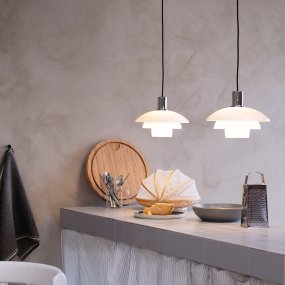 Morph Ø28 Opal Taklampe Fra Dyberg Larsen - Designet av den populære danske designeren Frank Kerdil, kombinerer Morph-belysningskolleksjonen eleganse med funksjon, noe som gjør den til et tidløst og stilig tillegg til hjemmet ditt.