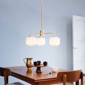 Arp Ø54 Messing Taklampe Fra Dyberg Larsen - Med tre kupler i opalglass og oppheng i matt messing sprer lysekronen en myk og behagelig glød.