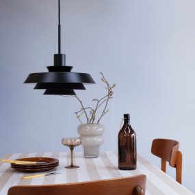 DL30 Ø30 Svart Taklampe Fra Dyberg Larsen - Oppgrader belysningen din over spisebordet, p&aring; kj&oslash;kkenet, gangen eller et annet rom og nyt skandinavisk minimalisme og et varmt, koselig lys med DL30-pendellampen.