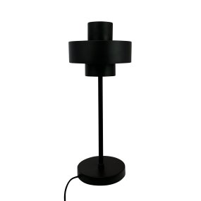 Stoke 50cm Svart bordlampe Fra Dyberg Larsen - Lampen passer perfekt som både en skulpturell interiørdetalj og lyspunkt, for eksempel på kjøkkenet, på skrivebordet eller i stuen.