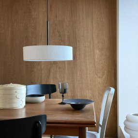 Calix low Ø45 Off-white Taklampe Fra Dyberg Larsen - Calix &auml;r en modern pendel med tidl&ouml;s design.