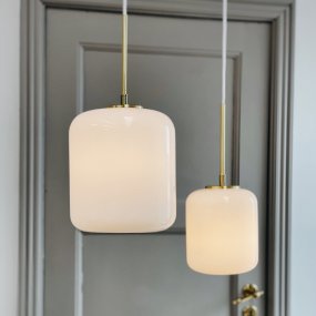 Silvia Ø15 Messing Taklampe Fra Dyberg Larsen - Designet kombinerer moderne og klassisk stil, der messingens glans og formen på opalglasset skaper en elegant effekt.