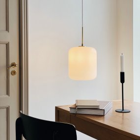 Silvia Ø25 Messing Taklampe Fra Dyberg Larsen - Designet kombinerer moderne og klassisk stil, der messingens glans og formen på opalglasset skaper en elegant effekt.