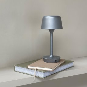 Flow 25cm Sølv bærbar Fra Dyberg Larsen - Lampen er av tre og lett å flytte, noe som gir frihet til å plassere den hvor som helst.