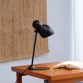 Ludo 42cm Svart skrivebordslampe Fra Dyberg Larsen - Laget av metall av høy kvalitet med en silkemyk finish, tilfører Ludo et snev av klassisk design til hjemmet ditt.