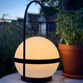 Summer 36cm Svart bærbar Fra Dyberg Larsen - Sommersolcelledrevet bordlampe er en oppladbar LED-lampe som kan lades både via solceller og USB.