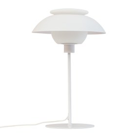 Opus 48cm Matt hvit bordlampe Fra Dyberg Larsen - Den hvite metallstangen og flate basen, sammen med den diskrete hvite tekstilsnoren, gir stabilitet og et snev av raffinement.
