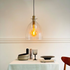 Bistro Ø30 Gjennomsiktig Taklampe Fra Dyberg Larsen - Oavsett om du vill lyfta din k&ouml;ksbelysning eller skapa en mysig matplats, erbjuder Bistro taklampa en stilren och funktionell ljusl&ouml;sning.