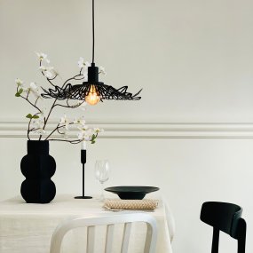 Flora Ø40 Matt svart Taklampe Fra Dyberg Larsen - Finns i tv&aring; eleganta varianter: matt svart, med en industriell fransk k&auml;nsla, och p&auml;rlvitt, som kombinerar romantisk bohemstil med en minimalistisk touch.