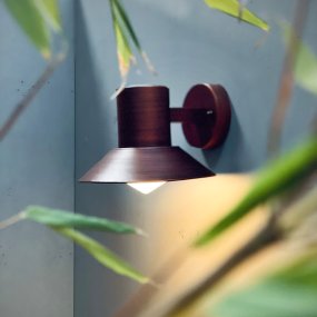 Venice Børstet kobber utendørslampe Fra Dyberg Larsen - Med kvalitet och h&aring;llbarhet i fokus &auml;r den ett perfekt val f&ouml;r att ge ditt hem en exklusiv pr&auml;gel av dansk design.