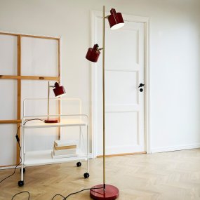 Ocean RØD gulvlampe Fra Dyberg Larsen - Den handpolerade m&auml;ssingsstommen kan luta upp och ner och ger varje lampa en unik f&auml;rgvariation.