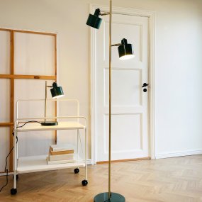 Ocean Grønn gulvlampe Fra Dyberg Larsen - Den handpolerade m&auml;ssingsstommen kan luta upp och ner och ger varje lampa en unik f&auml;rgvariation.
