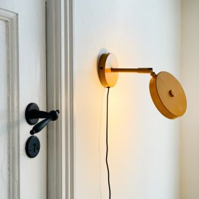 Starlight Karri leselampe Fra Dyberg Larsen - En stilren och praktisk v&auml;gglampa &ndash; perfekt vid s&auml;ngen i sovrummet eller som st&auml;mningsbelysning i vardagsrummet eller hallen.