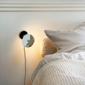 Starlight Krom leselampe Fra Dyberg Larsen - En stilren och praktisk v&auml;gglampa &ndash; perfekt vid s&auml;ngen i sovrummet eller som st&auml;mningsbelysning i vardagsrummet eller hallen.
