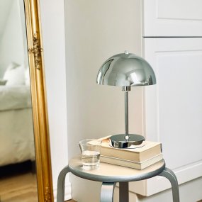 Stockholm 2.0 20cm Krom bærbar Fra Dyberg Larsen - Den har en praktisk str&ouml;mindikator &ndash; gr&ouml;nt ljus vid full laddning och r&ouml;tt vid l&aring;g batteriniv&aring;.