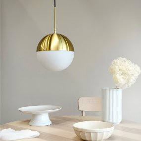 Nova Ø25 Messing Fra Dyberg Larsen - Lampen har en rund form med en kuppel der den &oslash;vre delen er i messingfinish og den nedre delen i opalglass, som gir et mykt og behagelig lys.