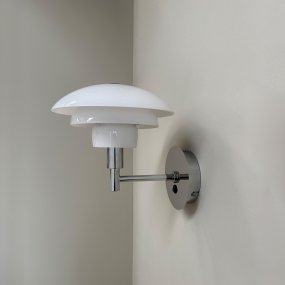 Morph Ø20 Krom vegglampe Fra Dyberg Larsen - Denne lampen skaper en klassisk og vakker nordisk stil, og med sitt tidsriktige design passer den perfekt i stuer, soverom og kontorer.