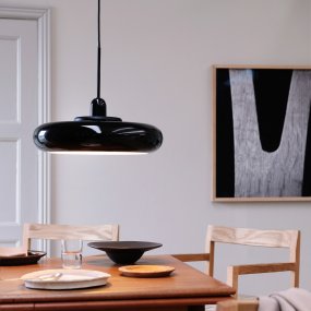 Planet Ø40 Svart Taklampe Fra Dyberg Larsen - Planet-pendelen i blankt svart metall utstråler enkelhet og stil i ett og samme belysningsvalg.