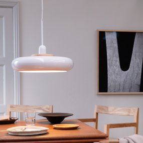 Planet Ø40 Hvit Taklampe Fra Dyberg Larsen - Planet-pendelen i blankt hvitt metall utstråler enkelhet og stil i ett og samme belysningsvalg.