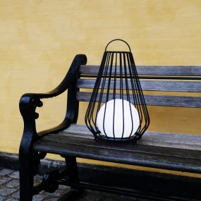 Evesham 48cm Svart bærbar Fra Dyberg Larsen - Den stiliga svarta f&auml;rgen ger ett naturligt och i&ouml;gonfallande inslag i utomhusmilj&ouml;n och bidrar till en inbjudande atmosf&auml;r p&aring; kv&auml;llen.