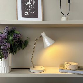 Sleep 43cm Blank hvit skrivebordslampe Fra Dyberg Larsen - Sleep-lampen tilbyr enkel eleganse og en myk belysning som bidrar til en avslappende atmosf&aelig;re.