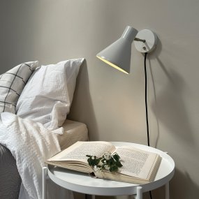 Sleep Skinnende hvit leselampe Fra Dyberg Larsen - Hvitfargen skaper en ren og rolig atmosf&aelig;re, mens detaljene i antikke blonder gir et ekstra niv&aring;; av eleganse.